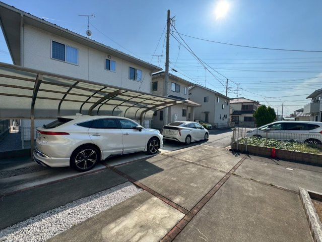 -三丁目不動産-　熊谷市円光2丁目　平成24年築の前面道路含む現地写真