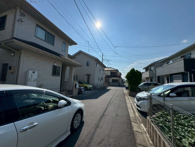 -三丁目不動産-　熊谷市円光2丁目　平成24年築の前面道路含む現地写真