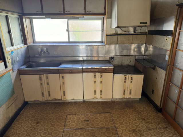 福島県会津若松市城西町のキッチン|古いままのI型キッチンです。リフォームをお勧めします。