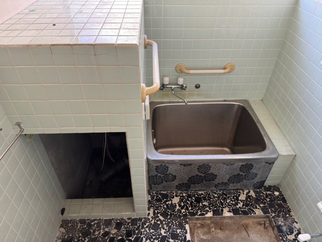 福島県会津若松市城西町の浴室|お風呂は形も古く、リフォームをお勧めします。