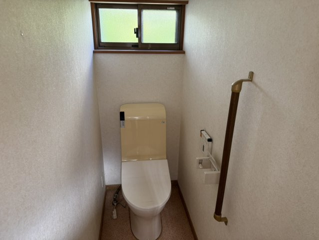 福島県会津若松市城西町のトイレ|換気、彩光用の窓があるトイレです。手すりも付いています。
