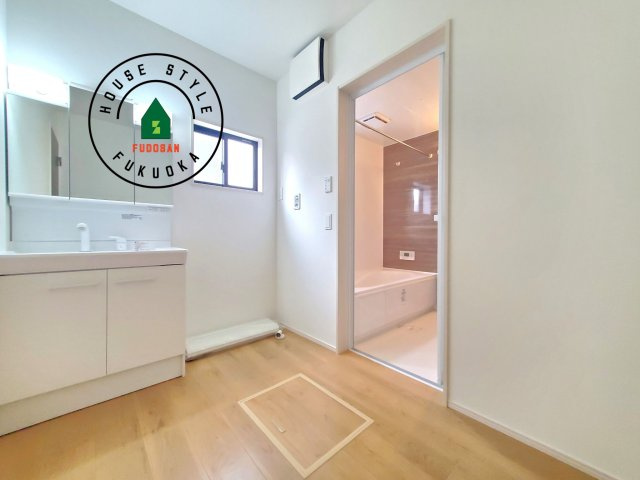 福岡市城南区堤1丁目第3-2棟（1号棟）の内観：施工例|ゆとりの洗面スペースで朝の身支度もスムーズに。暮らしを快適に変えるシャワー付洗面台です！