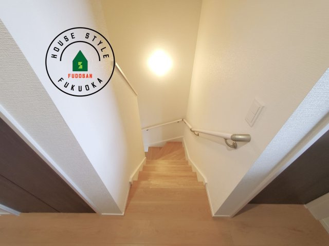 福岡市城南区堤1丁目第3-2棟（1号棟）の内観：施工例|階段からも明るい光が入ります。採光や通風も階段の重要な役割です。