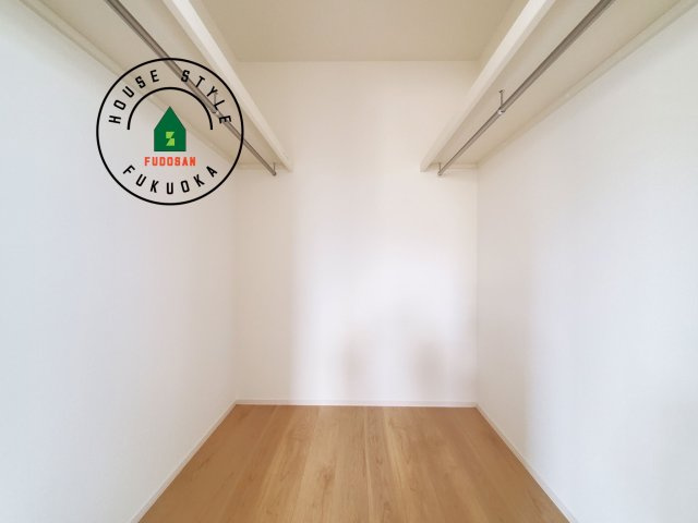 福岡市城南区堤1丁目第3-2棟（1号棟）の内観：施工例|洋服や大きな荷物が多い方や人数の多いご家族などは、一般的なクローゼットよりもウォークインクローゼットのほうが使い勝手が良いです。