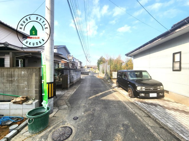 福岡市城南区堤1丁目第3-2棟（1号棟）の前面道路含む現地写真|前面道路は閑静な住宅地をはしる車通りの少ない道路。お車の出し入れが苦手なママや小さなお子様にも安心ですね。しっかり舗装もされているので、ベビーカーや自転車で通っても快適に通行できます。