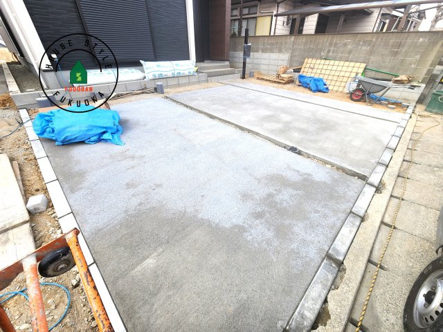 福岡市城南区堤1丁目第3-2棟（1号棟）の駐車場|広々した駐車場になります。3台並列駐車となります。