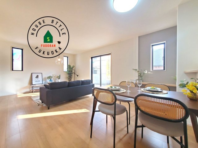 福岡市城南区堤1丁目第3-2棟（1号棟）の内観：施工例|ご家族を近くに感じられる対面キッチンのLDK。会話もはずみそうですね。