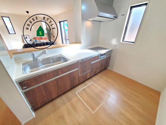 福岡市城南区堤1丁目第3-2棟（1号棟）の内観：施工例|ダイニングテーブルへの配膳がラクラク、お料理はかどるカウンター付きシステムキッチン！