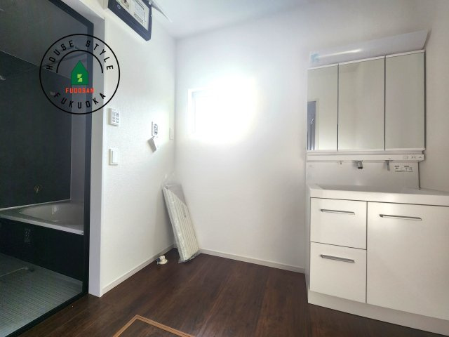 福岡市城南区堤1丁目第3-2棟（2号棟）の内観：施工例|ゆとりの洗面スペースで朝の身支度もスムーズに。暮らしを快適に変えるシャワー付洗面台です！