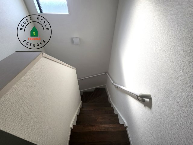 福岡市城南区堤1丁目第3-2棟（2号棟）の内観：施工例|階段からも明るい光が入ります。採光や通風も階段の重要な役割です。