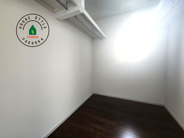 福岡市城南区堤1丁目第3-2棟（2号棟）の内観：施工例|洋服や大きな荷物が多い方や人数の多いご家族などは、一般的なクローゼットよりもウォークインクローゼットのほうが使い勝手が良いです。