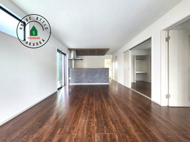 福岡市城南区堤1丁目第3-2棟（2号棟）の内観：施工例|ご家族を近くに感じられる対面キッチンのLDK。会話もはずみそうですね。