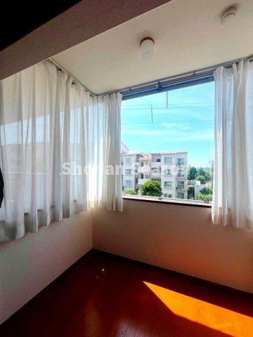 【洋室】 | より良い眺望が望める地上5階建て3階部分！光を遮る建物なく、開放的です♪