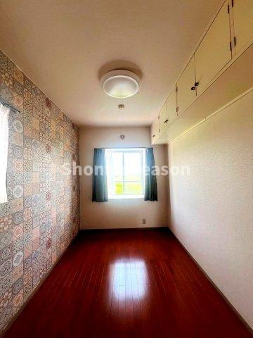 【洋室】 | 収納は吊り棚になっており、空間を有効利用できますよ♪