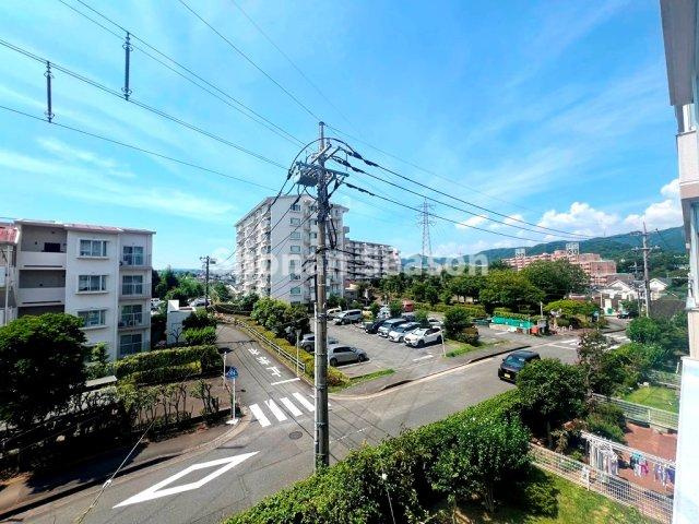【周辺】 | 自然豊かな温泉郷！小田急線「鶴巻温泉」駅徒歩８分の好立地◎
毎日の通勤・通学も楽々ですよ♪