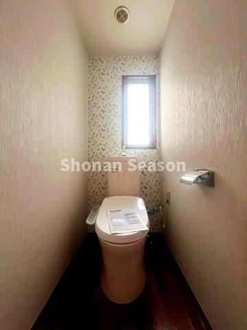 【トイレ】 | こもりがちな匂いの換気もスムーズ！温水洗浄便座をご用意しました♪