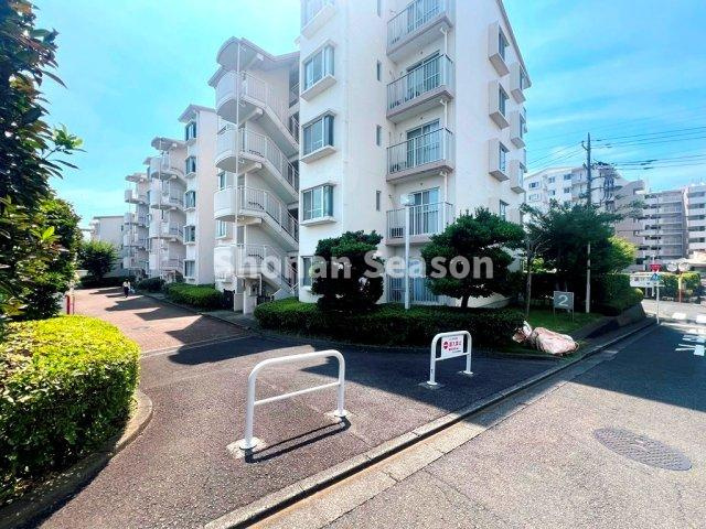 【外観】 | 自然豊かな温泉郷！小田急線「鶴巻温泉」駅徒歩８分の好立地◎
お買物施設（スーパー・コンビニ他）は嬉しい徒歩圏内！
ご希望にピッタリな素敵な不動産を購入して、今まで以上に快適な毎日を送りましょう♪