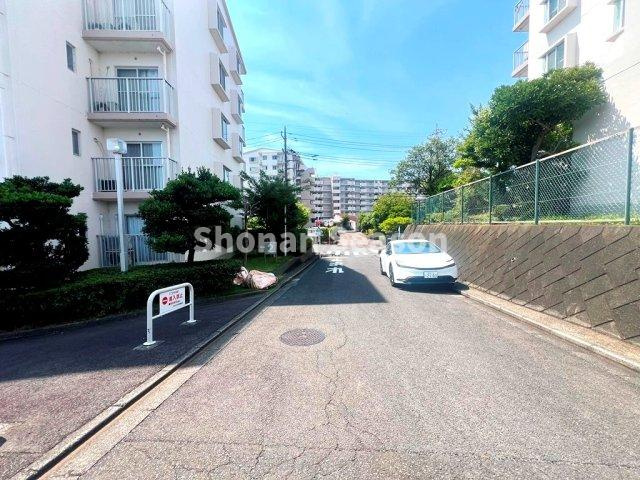 【外観】 | 採光・通風を確保できる「ライトコート」があり、室内を明るく快適に！
お庭の様に、屋外空間を楽しめるメリットがございます。