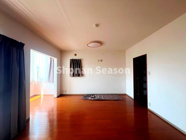 【居間・リビング】 | 家族団らん時間はもちろん！それぞれ充実した時間が過ごせる広々としたリビング空間◎