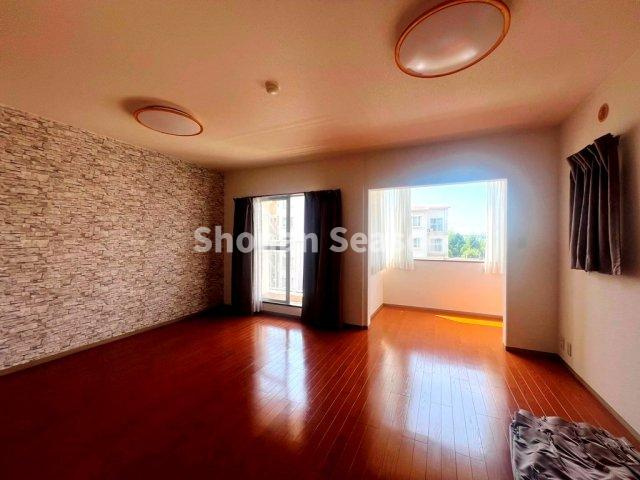 【居間・リビング】 | 全室クロス・フローリング張替済！気持ちよい新生活がお迎えできますよ♪