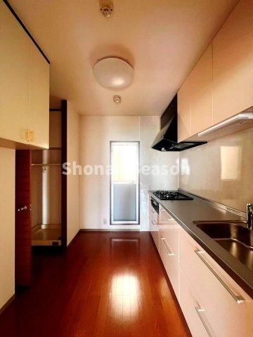 【キッチン】 | お鍋・フライパン・増えがちなキッチン用品もたっぷり収納できる吊戸棚付きです♪