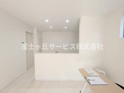 【キッチン】 | 浜松市中央区原島町 3期 新築一戸建て | 前から見たキッチンです