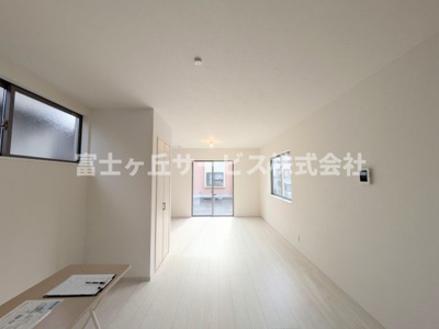 【居間・リビング】 | 浜松市中央区原島町 3期 新築一戸建て | キッチンから見たリビングです