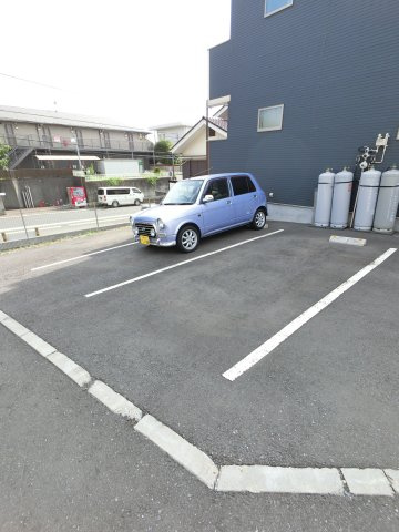 ルミエール・エタンセルsixの駐車場