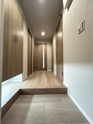  | 玄関は間接照明付きの高級感溢… 