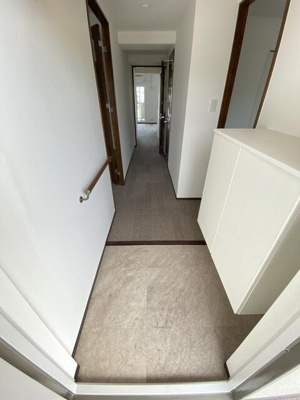  | 玄関には手すりを新設。 