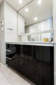  | ワイド設計の洗面台です。鏡裏… 