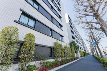  | 建物の周囲を取り囲むように植… 