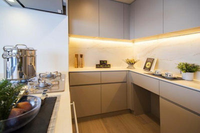  | 背面にはキッチンと収納豊富な… 