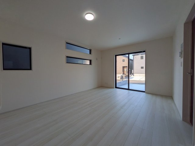八王子市　下恩方町　新築一戸建て　１６期の居間・リビング|～15.75帖の明るいLDK、家族団欒の時間をお過ごしいただけます～
