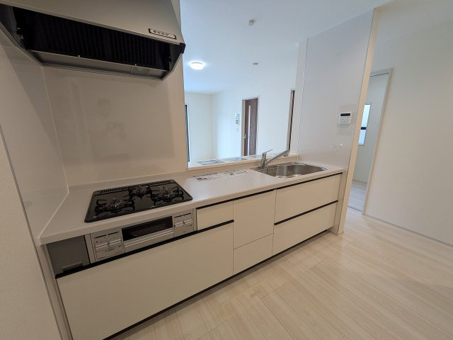 八王子市　下恩方町　新築一戸建て　１６期の内装|～リビング側の家族とコミュニケーションをとりやすいキッチンです～