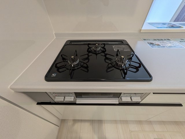 八王子市　下恩方町　新築一戸建て　１６期のキッチン|～３口コンロと広い調理台でお料理が捗ります～