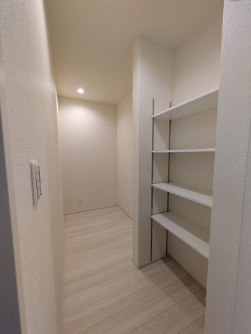 八王子市　下恩方町　新築一戸建て　１６期の収納|～キッチン背面には大容量収納可能なパントリー～