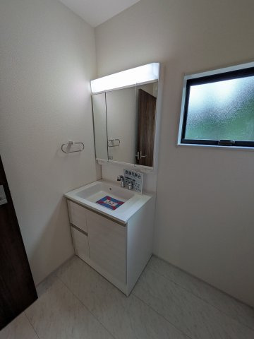 八王子市　下恩方町　新築一戸建て　１６期の独立洗面台|～３面鏡付きの独立洗面台　細々している物をスッキリ収納出来ます～