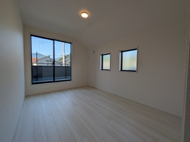 八王子市　下恩方町　新築一戸建て　１６期の子供部屋|～2階バルコニーに面している6.5帖の洋室です～