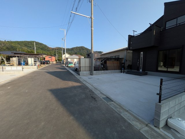 八王子市　下恩方町　新築一戸建て　１６期の前面道路含む現地写真|～南西側6m道路に面しています～