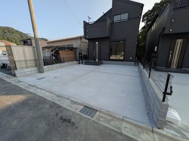 八王子市　下恩方町　新築一戸建て　１６期の駐車場|～並列2台駐車可能カースペース付き～