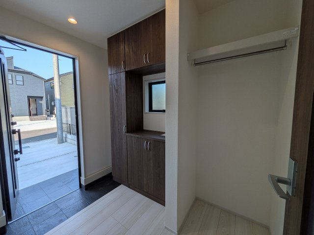 八王子市　下恩方町　新築一戸建て　１６期の玄関|～玄関ホールにはコート掛けも設置済～