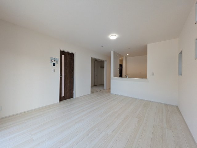 八王子市　下恩方町　新築一戸建て　１６期の居間・リビング|～15.75帖の明るいLDK、家族団欒の時間をお過ごしいただけます～