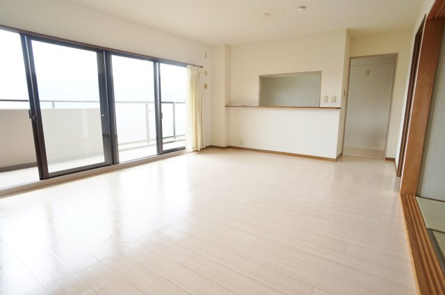 西宮名塩ウィンディヒルズ2番館の居間・リビング