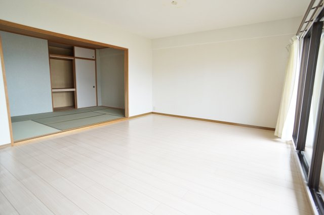 西宮名塩ウィンディヒルズ2番館の居間・リビング