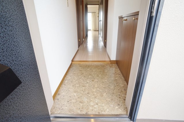 西宮名塩ウィンディヒルズ2番館の玄関