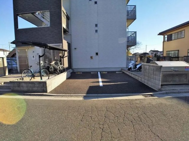 プレシャス　ＳＲＫの駐車場