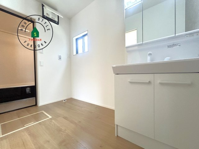 糸島市前原中央3丁目第1-3棟（1号棟）の内観：施工例|ゆとりの洗面スペースで朝の身支度もスムーズに。暮らしを快適に変えるシャワー付洗面台です！