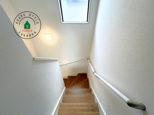 糸島市前原中央3丁目第1-3棟（1号棟）の内観：施工例|階段からも明るい光が入ります。採光や通風も階段の重要な役割です。