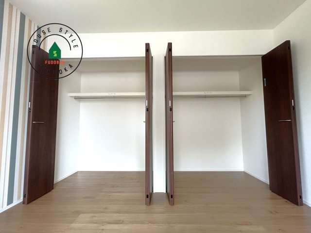 糸島市前原中央3丁目第1-3棟（1号棟）の内観：施工例|洋服や大きな荷物が多い方や人数の多いご家族などは、一般的なクローゼットよりもウォークインクローゼットのほうが使い勝手が良いです。